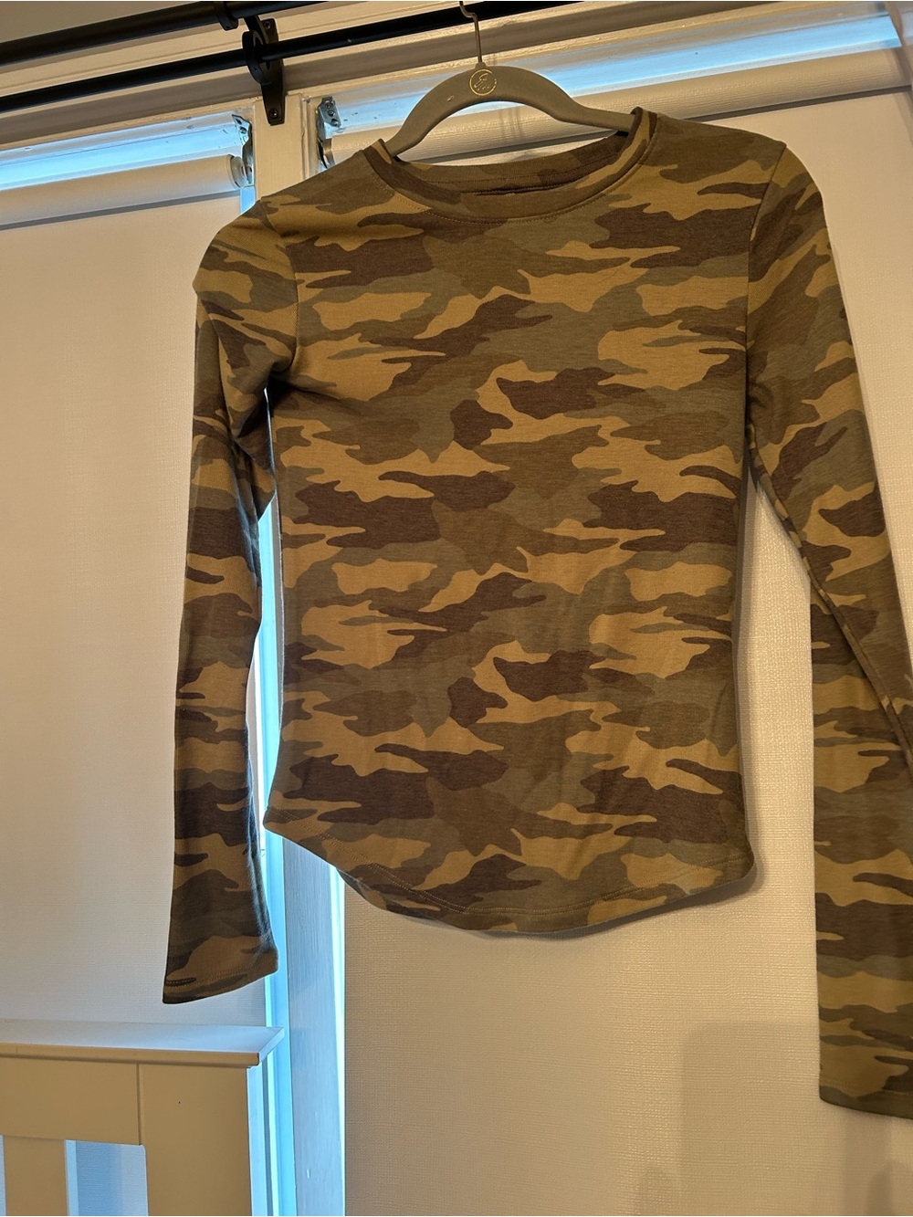 American Eagle Outfitters Olive and Tan Camo Long-Sleeve Crewneck